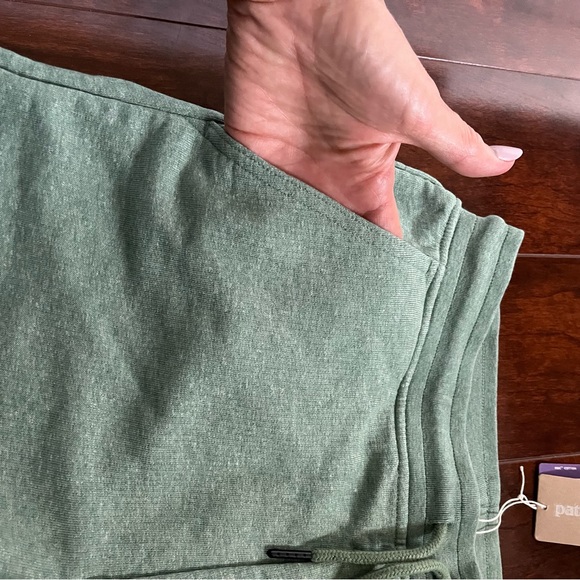 Patagonia Mahnya Men’s  XS  Fleece shorts in seige green NWT - Picture 8 of 10